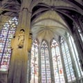 cité de Carcassonne: L'ensemble remarquable des vitraux dans la basilique de la