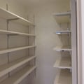 【パントリー】 キッチンだけでなく、洗面所にも繋がっているので家事動線がとても効率的です。照明は人感センサー付きで、たくさん荷物を持っていても便利です。