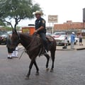 Der Sheriff von Fort Worth führt den Umzug an.