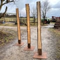 Slalomsteher mit Corten-Stahlfuss, Holzscheibe mit Rinde,  Holz natur