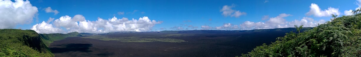 Vulkan Sierra Negra. Der Krater hat einen Durchmesser von 12 km. Der Vulkan spieh 2005 letztmals Feuer.