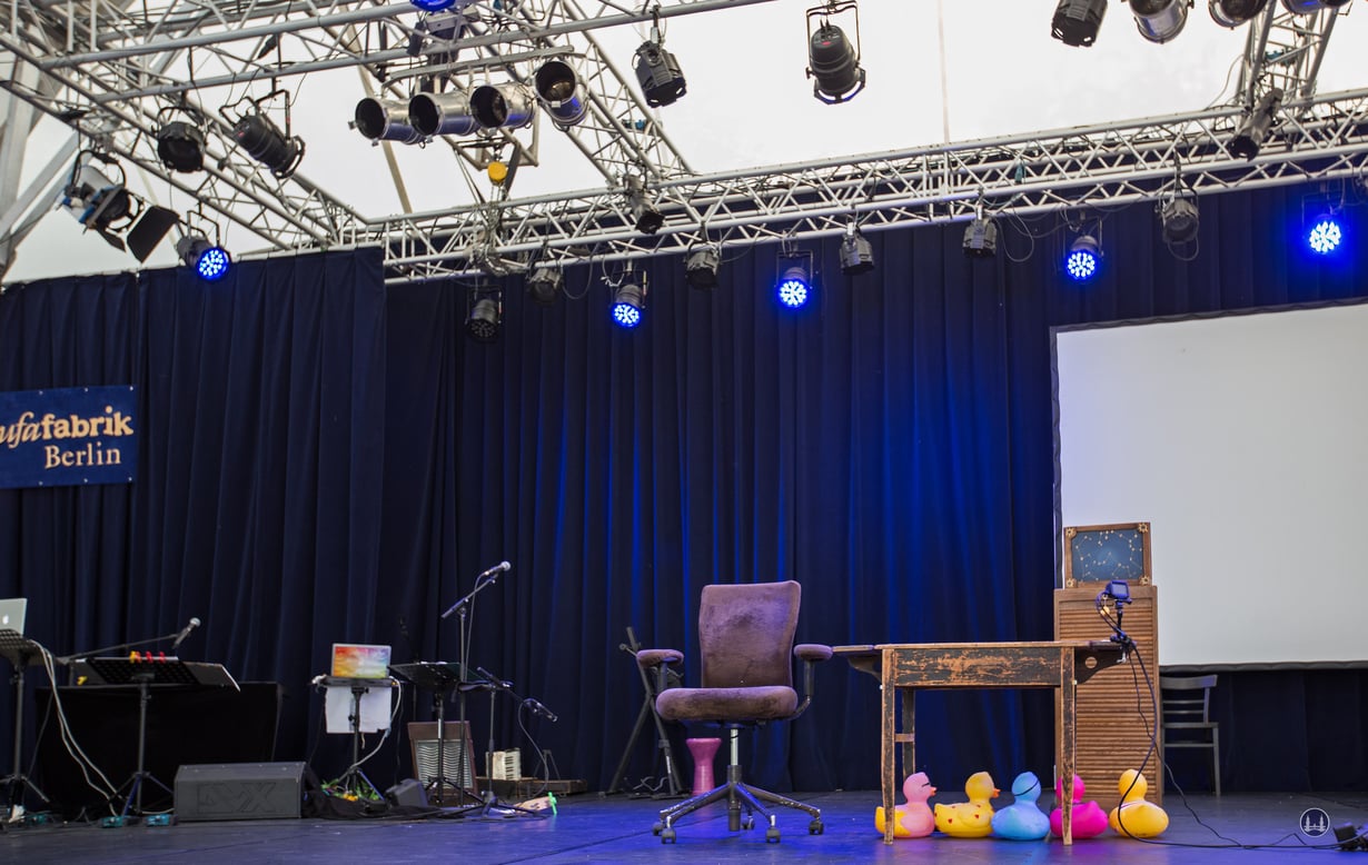 Die Bühne ist für den Auftritt der Echse in der UfaFabrik bereitet