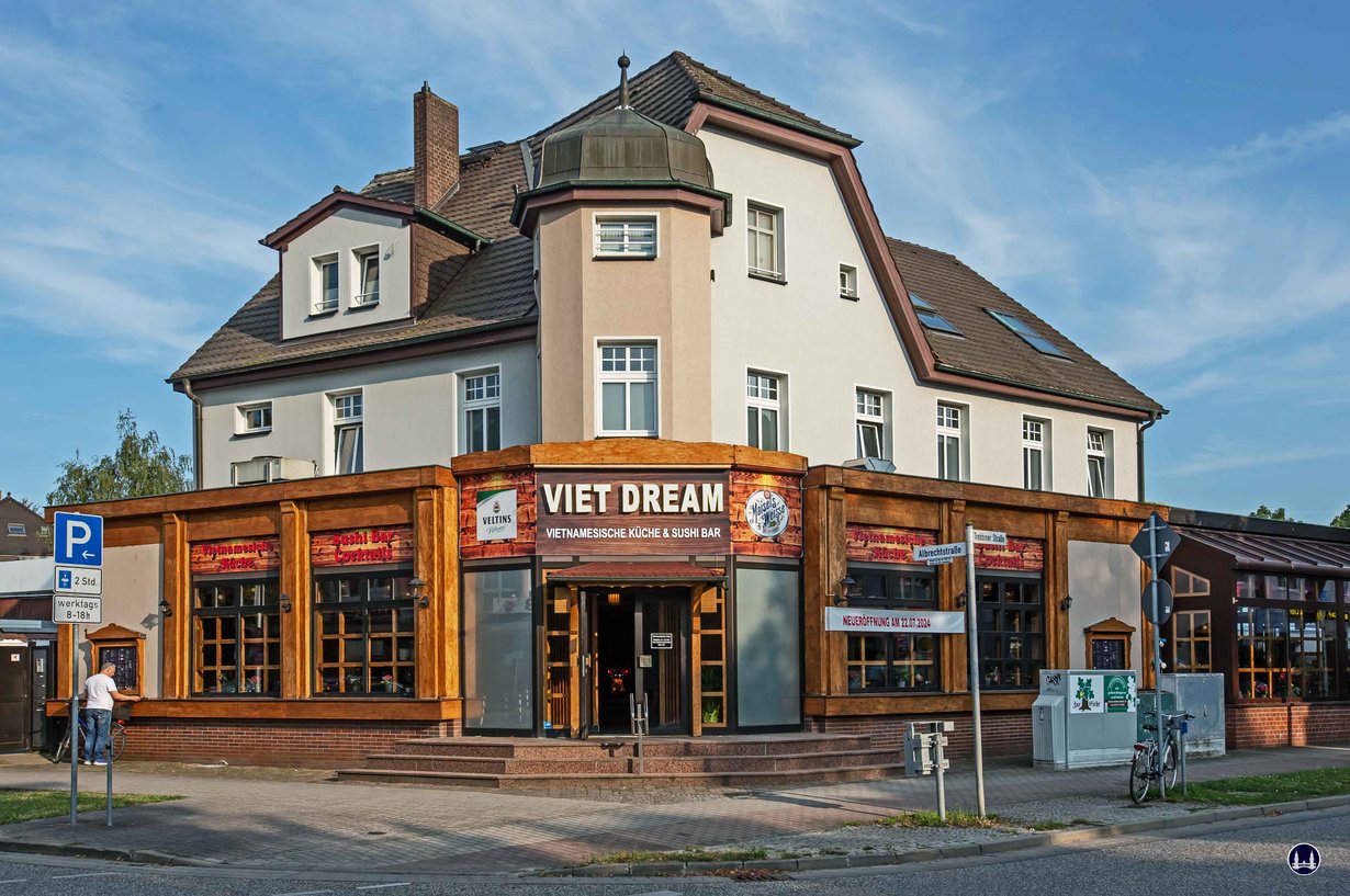Das Gebäude der ehem. Fleischerei Bendig hat sich durch den Umbau komplett gewandelt. Es dominieren im ehem. Ladenbereich nun vor allem hölzerne Architekturteile.