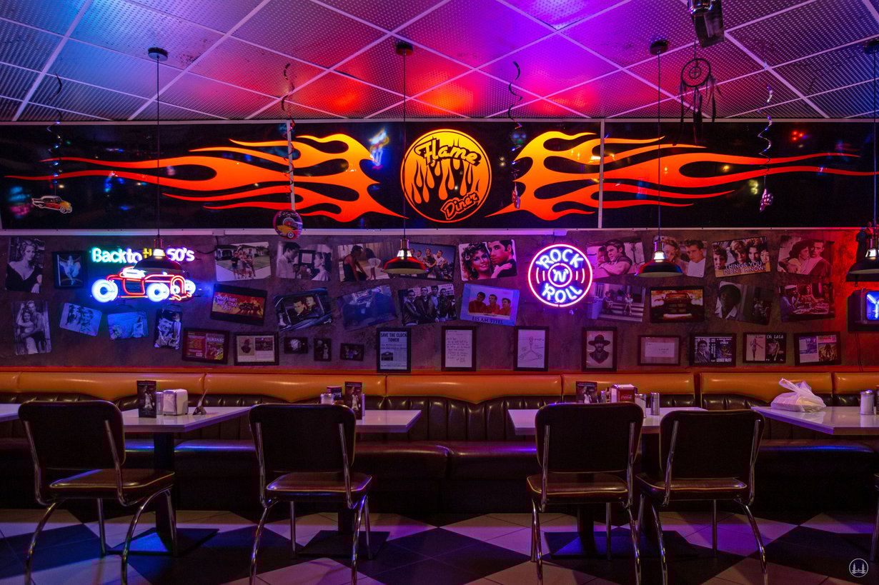 Das Flame-Diner in Berlin-Marienfelde. Blick auf Sitzplätze und Kino-Poster.