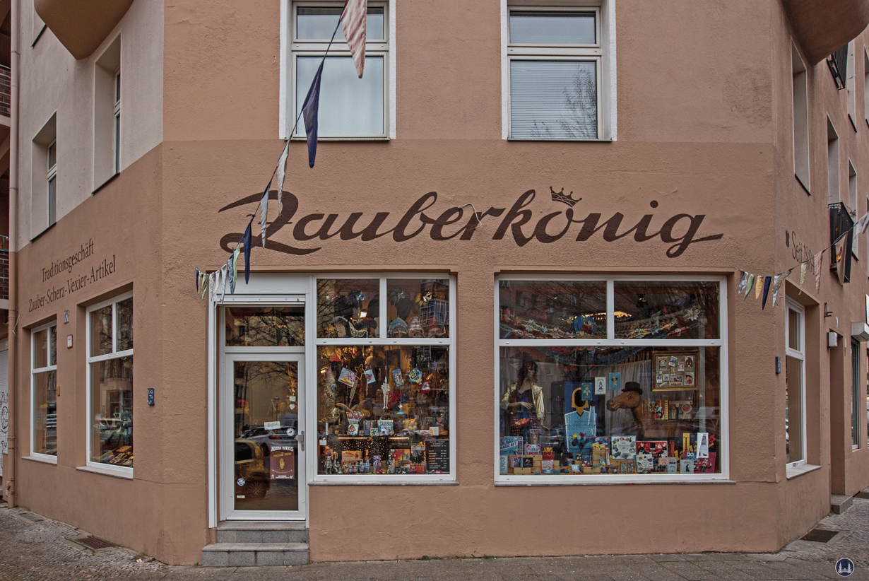Der Zauberkönig in Berlin - Neukölln. Aussenansicht des Ladens in der Herfurthstraße. 