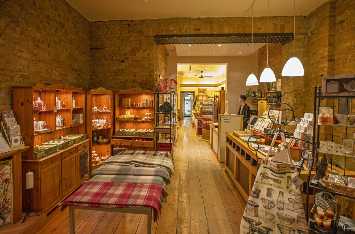 Das Broken English in Berlin - Kreuzberg, Körtestraße 10. Blick quer durch den Laden.