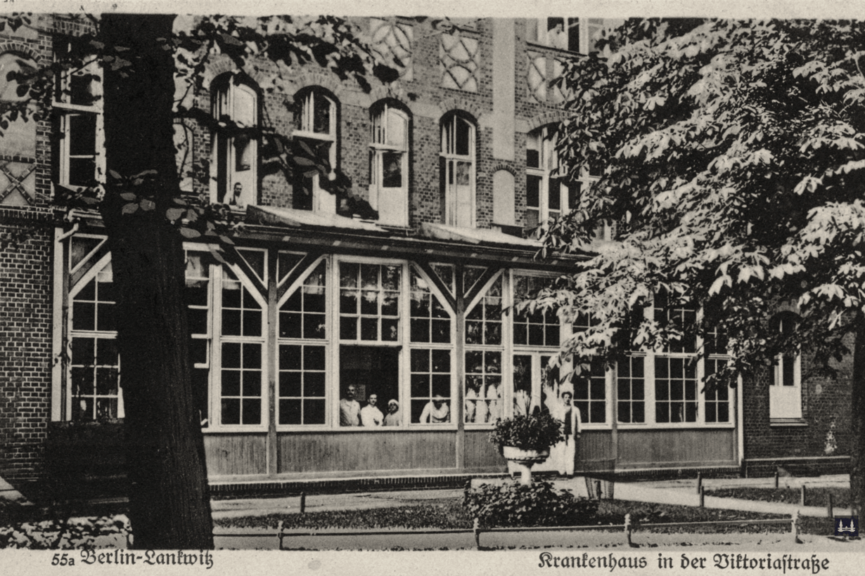 Die Kuranstalt Berolinum an der Lankwitzer Leonorenstraße. Eine alte Postkarte des Kommunal - Krankenhauses mit Blick auf die Holzveranda.