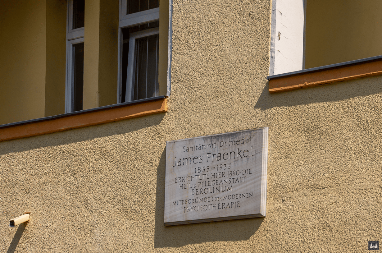 Die Kuranstalt Berolinum an der Lankwitzer Leonorenstraße. Gedenktafel für Dr. med. James Fraenkel am ehem. Kurhaus.