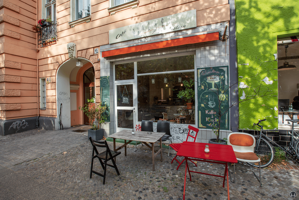 Café 7 Schwestern, Berlin - Gneisenaustraße. Schaufensterfront.