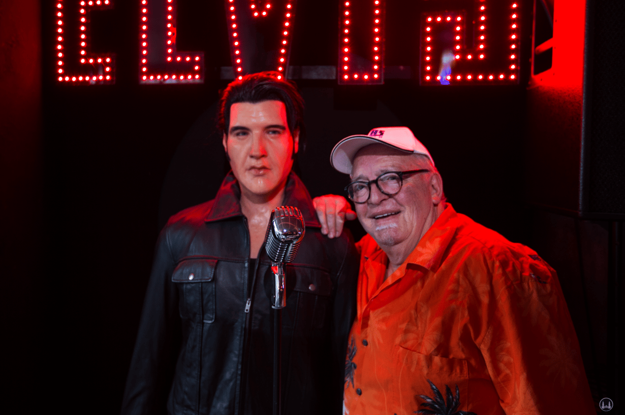 Nero Brandenburg vor der Elvis Presley Figur des Flame Diners