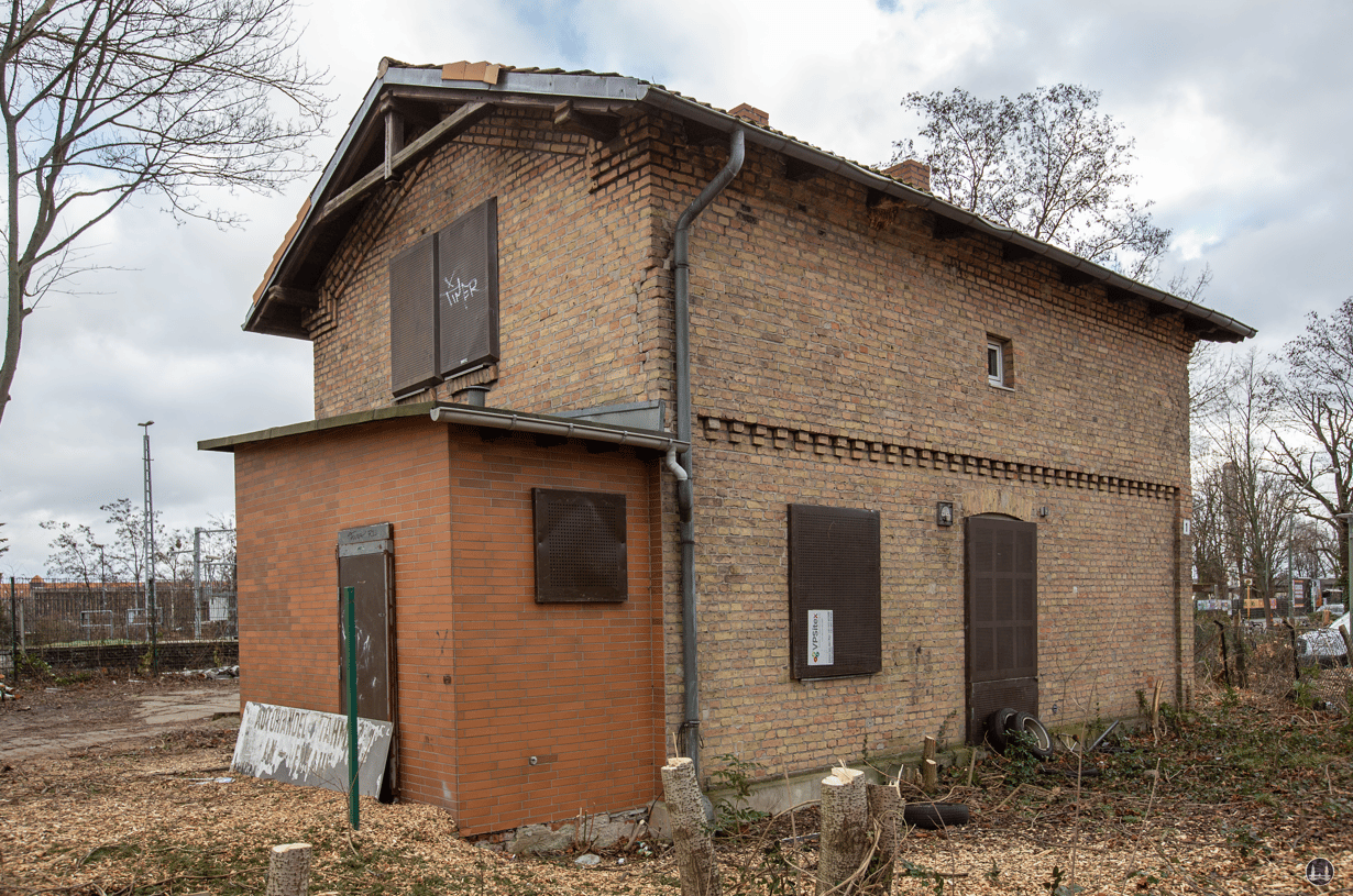 Die Königliche Militär-Eisenbahn. Die Straßenseite des Aufenthaltsgebäudes in Marienfelde.
