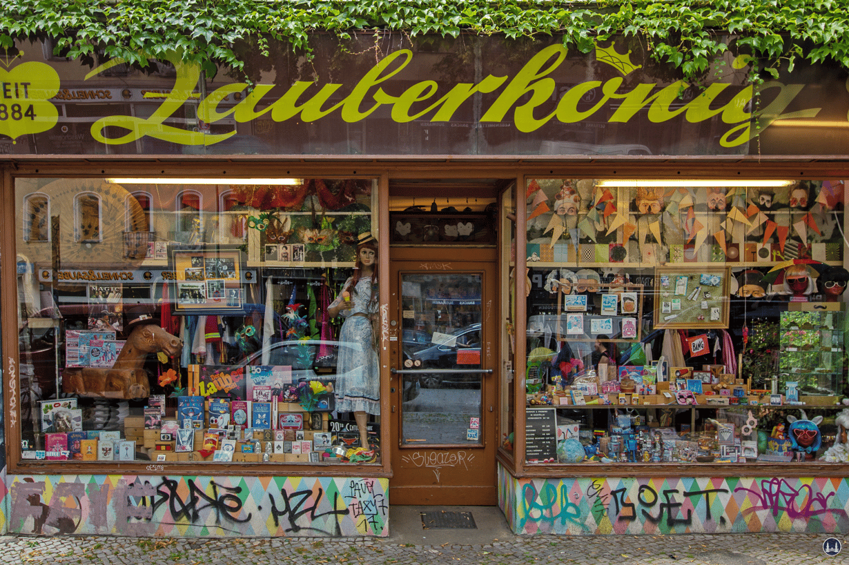  Der Zauberkönig in Berlin - Neukölln. Schaufenster des alten Ladens in der Hermannstraße.