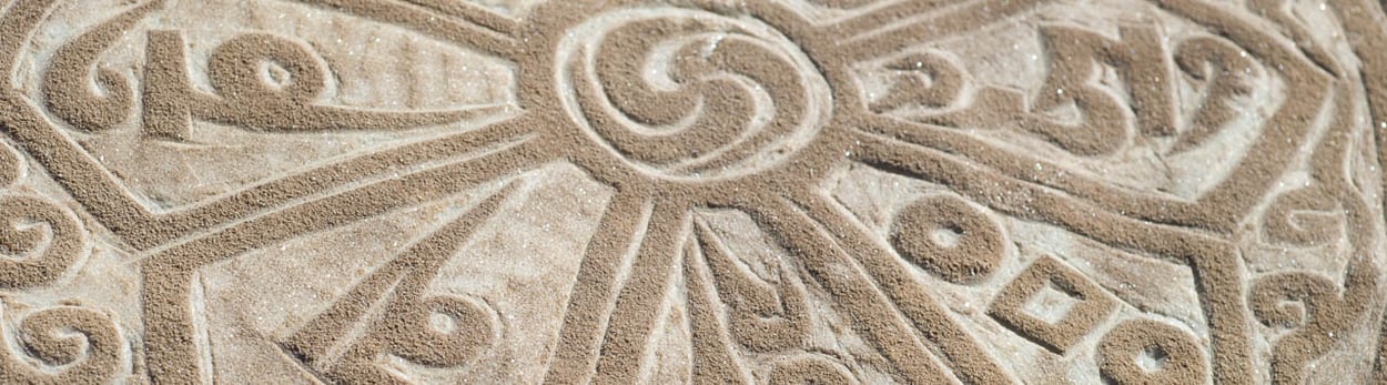 Reisen im Himalaya, Gebetsstein auf einem Trekking in Ladakh (auf dem Weg von Rumtse zum Tsomoriri)