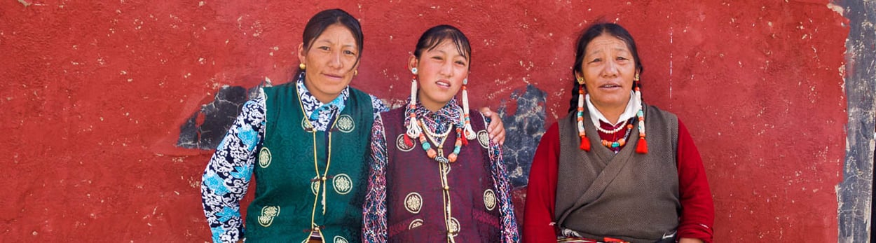 Frauen in Tibet während einer Rundreise