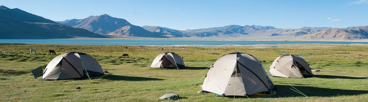Zeltcamp während unseren Trekkings im Himalaya, hier ein Camp auf der Reise Sieben Pässe zum Tsomoriri, Camp in Riyul am Salzsee Tsokar
