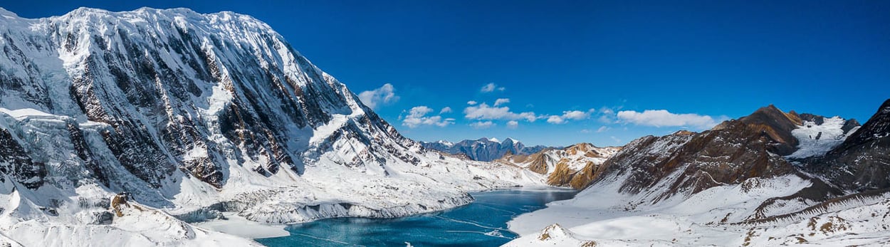 Tilicho-See hinter der Annapurna während des Trekkings Nar und Phu in Nepal