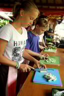 Adina und Elia im Kochkurs