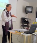 Ingrid lors de la conférence sur les femmes au temps des cathares