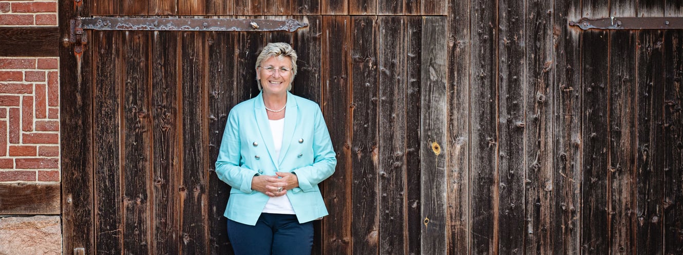 Karin Thorey - Freie Rednerin für Soltau und den Heidekreis (vor Scheune)