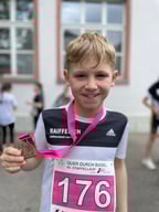 Elvin Büchel mit Medaille