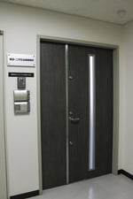 インターホンのボタンを押して、「予約している●●です」とお話し下さい。