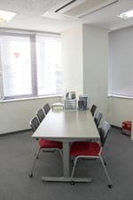 明るい外光の入る相談室で弁護士がお話をお伺いします。相談室は２室ございます