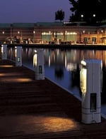 Torretas de suministro de luz y agua para puertos