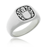 Ein Silberring mit klassischer Wappengravur, handgefertigt aus der Herrenschmuck-Kollektion der Goldschmiede Obsession.