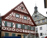 Burgkunstadt, Fachwerkhaus, dahinter das renovierte Rathaus