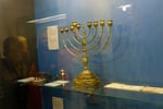 Schnatitach, Chanukka-Leuchter in der Synagoge