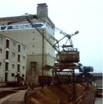 Der grosse Wippkran der RHENUS, der auf verschiedene Kranbahnen zufahren konnte, im Hafenbecken 2 im Jahre 1981
