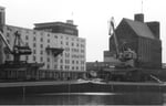 Das Hafenbecken 1 mit den Silos und Krans der  Rhenus und der ehemaligen Schweiz.Reederei, 1995