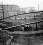 Die eingestürzte Wiesenbrücke (Eisenbogenbrücke) mit Blick Richtung Hochbergerplatz, 5.Dezember 1960 (durch ein Missverständnis durchtrennte ein Arbeiter den tragenden Brückenbogen, statt des Geländers)