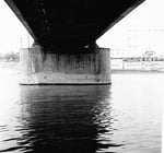 Ein ganz schönes Foto des Fotographen Franz Bachmann: untere Ansicht der Dreirosenbrücke mit dem Hafen St.Johann, 1960