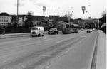 Verkehr auf der Wettsteinbrücke mit einem Tram der Linie 2, während der MUBA (Mustermesse Basel), 1970