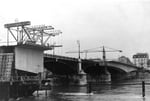Die Johanniterbrücke während des Bau's der neuen Beton-Brücke, 1966