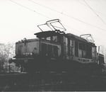 Eine E-Lokomotive der BR 194 160-8 während der Fahrt im Bad.Bahnhof 1979