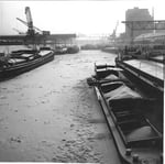 Das zugefrorene Hafenbecken 2 im Rheinhafen Basel, Winter 1962/1963 (wochenlang bis 20 Grad unter Null)