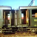 Zwei gekuppelte Personenwagen der SBB, 1982