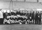 Offizielles Mannschaftsfoto des FC Basel vor der neuen Tribüne des Stadions Landhof 1947 (hinter dem Ball P.Wechlin)