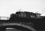 Eine E-Lokomotive der BR 194 auf der Brücke über die Freiburgerstrasse bei den Langen Erlen, 1979