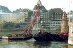 Die Bergung der «Corona» an der Mittleren Brücke in Basel nimmt Gestalt an, 1984