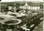Die Herbstmesse vor dem Rosentalschulhaus, vorne links die legendäre Mont-Blanc-Bahn, 30er-Jahre