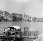 Die Münsterfähre mit dem stadtbekannten Fährimaa Karl Städeli (mit Hut) und Fahrgästen im Jahre 1958