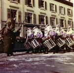 Die Fasnacht 1965 in der Clarastrasse mit Trommler einer Fasnachtsclique und dem Tambourmajor.