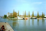 Einfahrt zu den Hafenbecken 1 + 2, im Hintergrund links der Hafen Weil am Rhein im Jahre 1975 - ein Foto, vor dem Bau des Rheincenters 