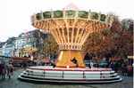 Die Basler Herbstmesse mit dem beliebten Kettenflieger auf dem Münsterplatz, 1993