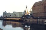 Die Krananlagen der SRN und der RHENUS im Hafenbecken 1 im Jahre 1989