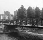 Die Wiesenbrücke - eine «Mutprobe» für viele Buben war das Überschreiten der Stahlträgerbogen, 1955 (Foto: Hans Bertolf/Franz Bachmann)