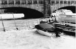 Das Hochwasser an der Mittleren Brücke, im Vordergrund das Passagierschiff «Basler Dybli», 1970